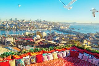 Pohledný istanbulský stánkař se stal virální senzací. Míří za ním zástupy obdivovatelů - Novinky
